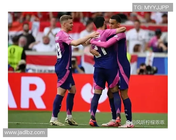 德布勒森与库克斯的精彩对决展现足球魅力与战术智慧的较量